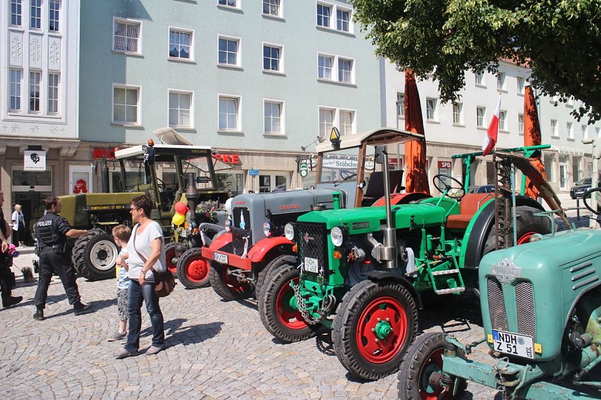 Hochzeit mit dem Lanz Bulldog vor dem Nordh&auml;user Rathaus
