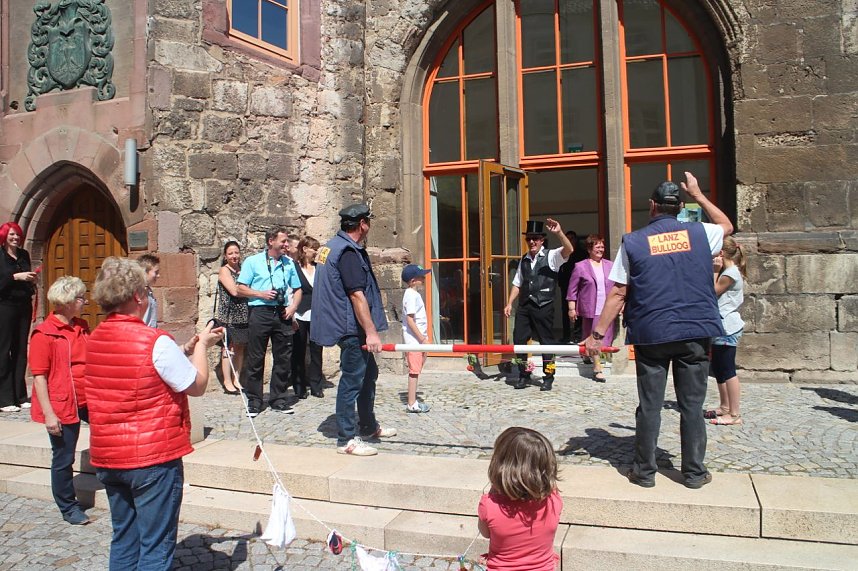 Hochzeit mit dem Lanz Bulldog vor dem Nordh&auml;user Rathaus