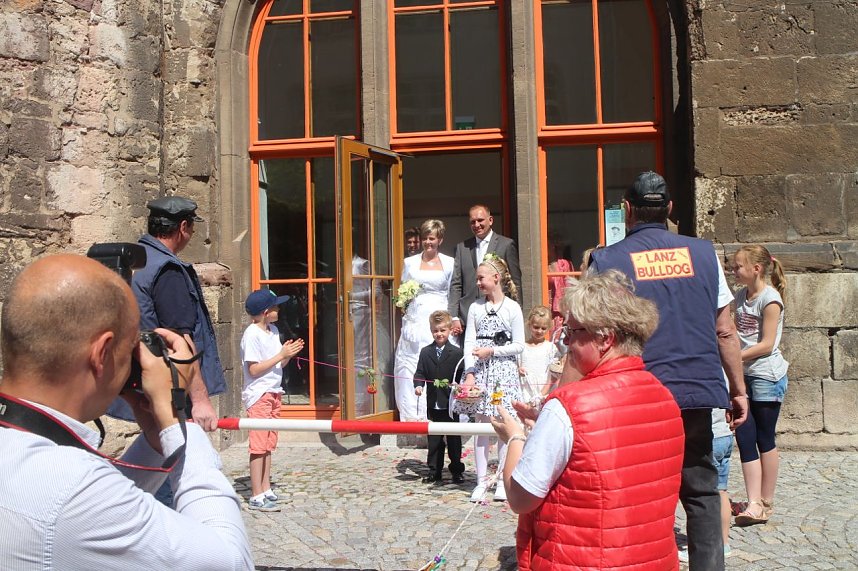 Hochzeit mit dem Lanz Bulldog vor dem Nordh&auml;user Rathaus