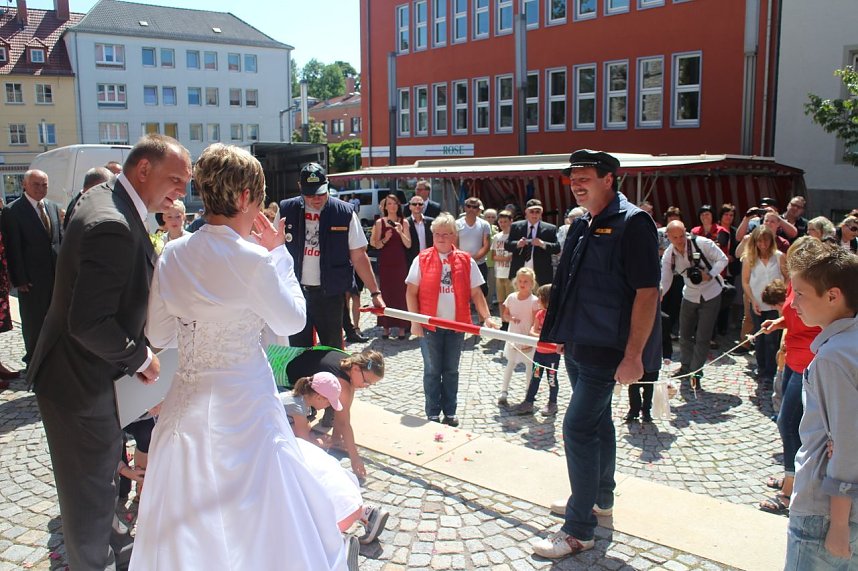 Hochzeit mit dem Lanz Bulldog vor dem Nordh&auml;user Rathaus