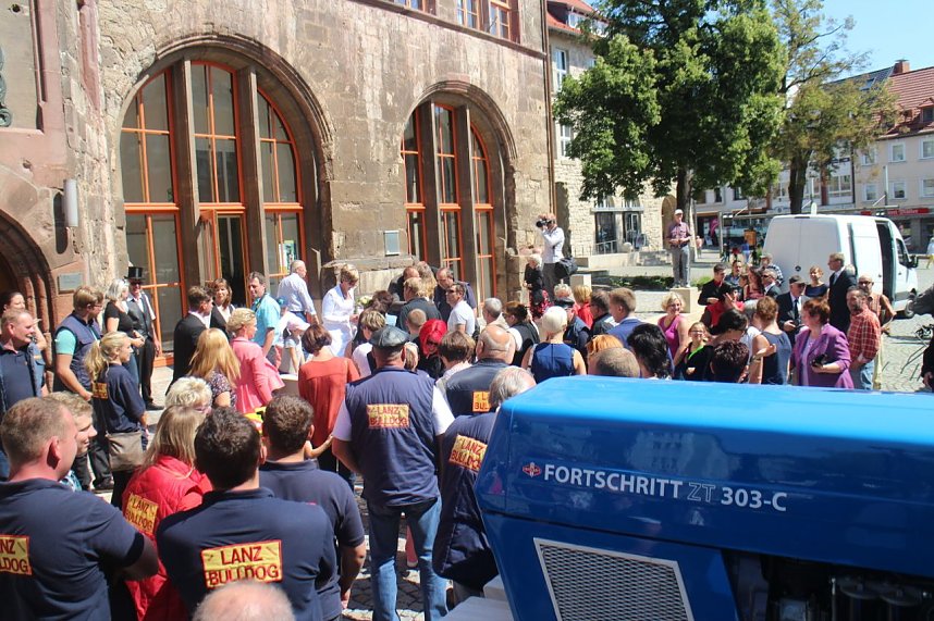 Hochzeit mit dem Lanz Bulldog vor dem Nordh&auml;user Rathaus