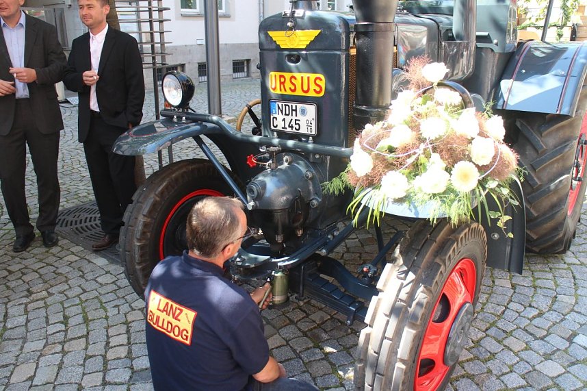 Hochzeit mit dem Lanz Bulldog vor dem Nordh&auml;user Rathaus