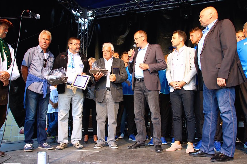 Auf der B&uuml;hne statt auf dem Rasen