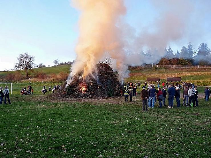 Osterfeuer in Herreden