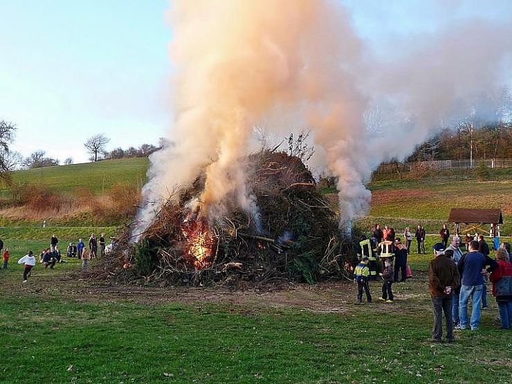 Osterfeuer in Herreden