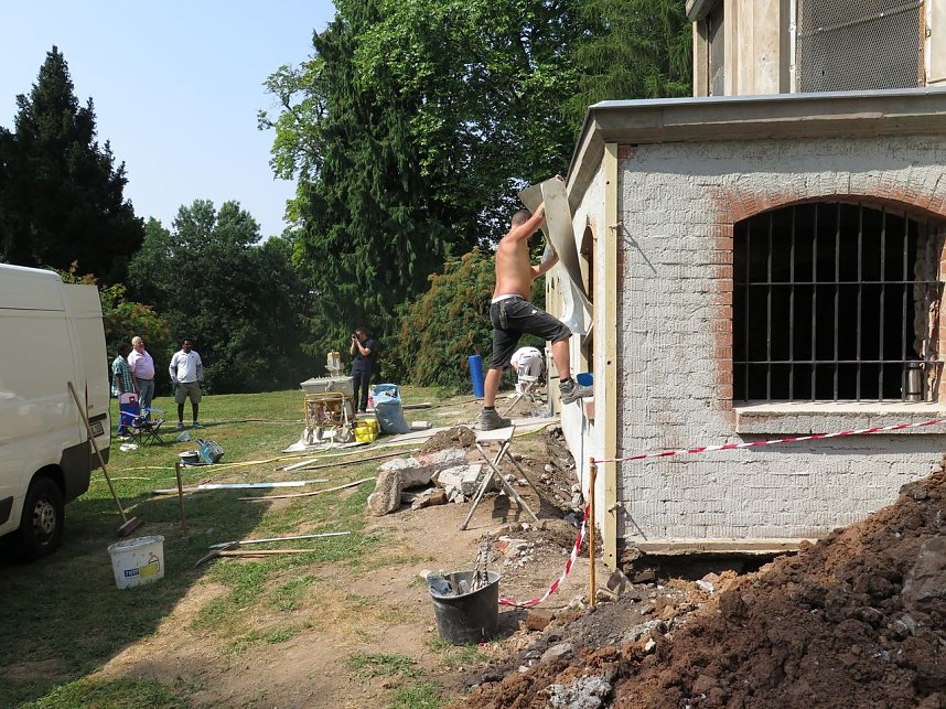 An der Fassade gehen die Arbeiten voran