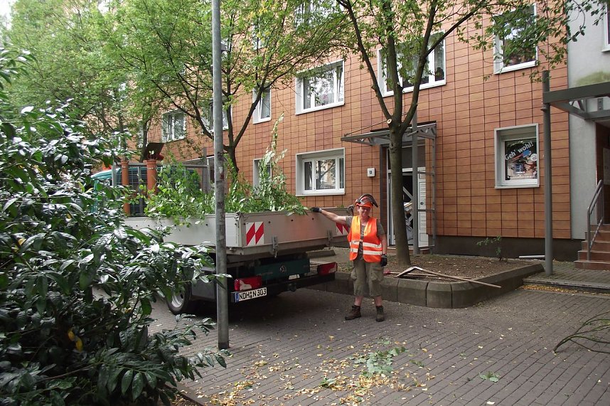 Das Astwerk wurde auf den bereitstehenden Transporter gebracht, mit Besen und Schaufel wieder Ordnung geschaffen.