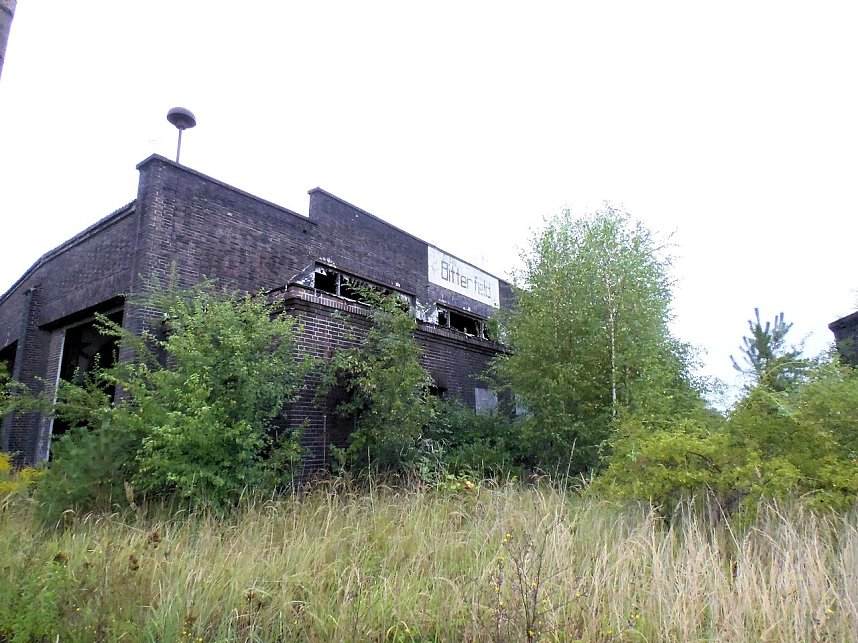 Unwirkliche Orte: Lokschuppen bei Bitterfeld