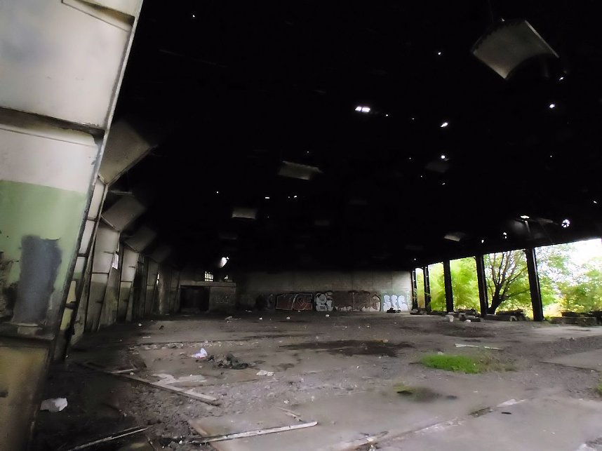 Unwirkliche Orte: Lokschuppen bei Bitterfeld