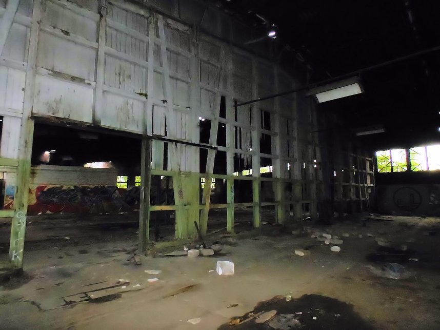 Unwirkliche Orte: Lokschuppen bei Bitterfeld