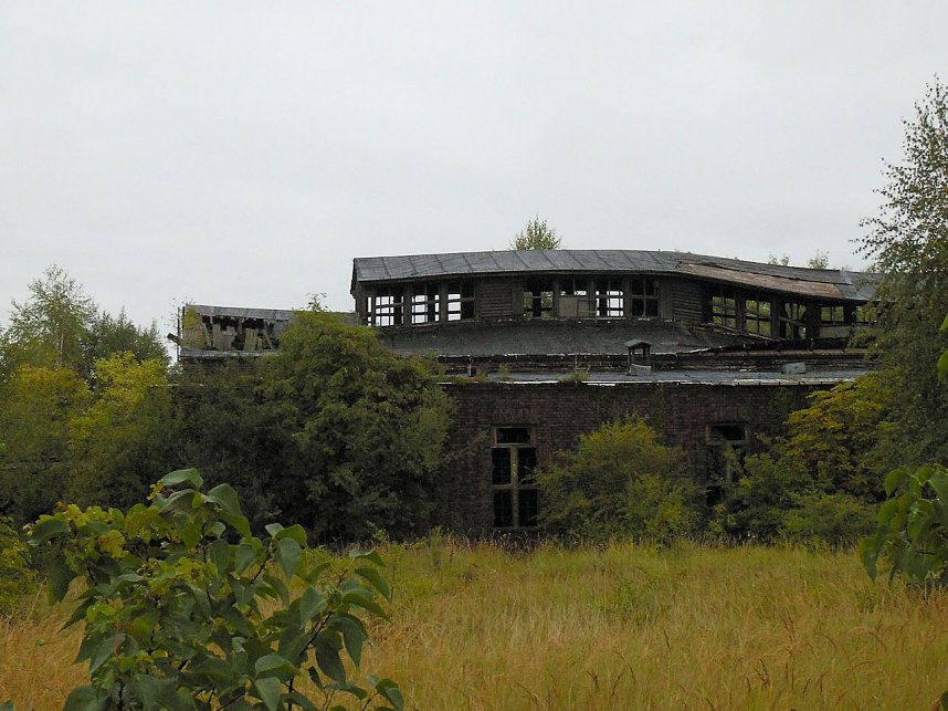 Unwirkliche Orte: Lokschuppen bei Bitterfeld