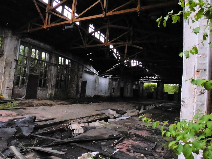 Unwirkliche Orte: Lokschuppen bei Bitterfeld