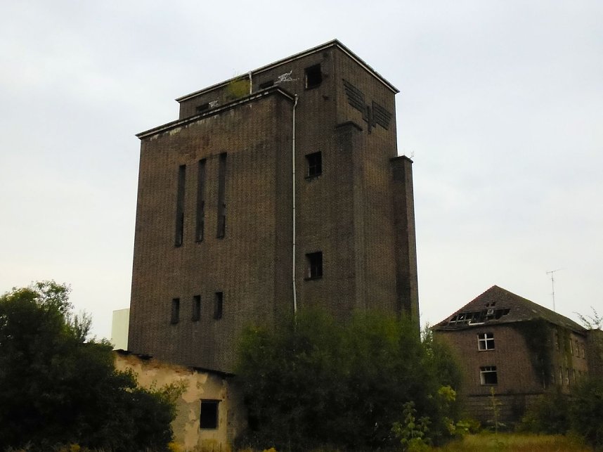 Unwirkliche Orte: Lokschuppen bei Bitterfeld