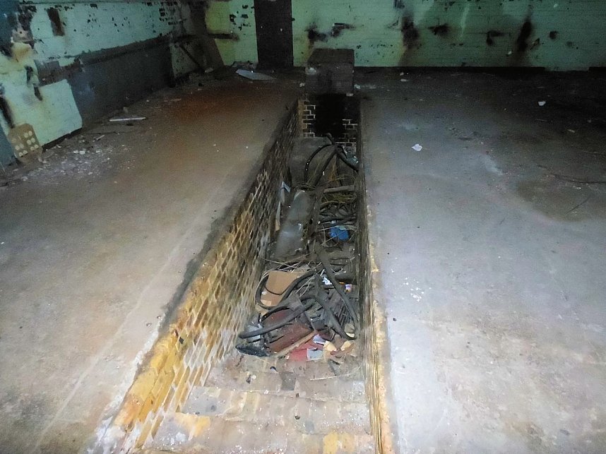 Unwirkliche Orte: Lokschuppen bei Bitterfeld