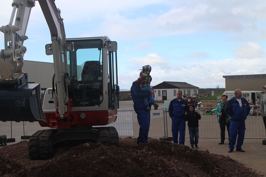 Volles Haus bei Henning Bau - die Urbacher Firma feierte 25j&auml;hriges Jubil&auml;um