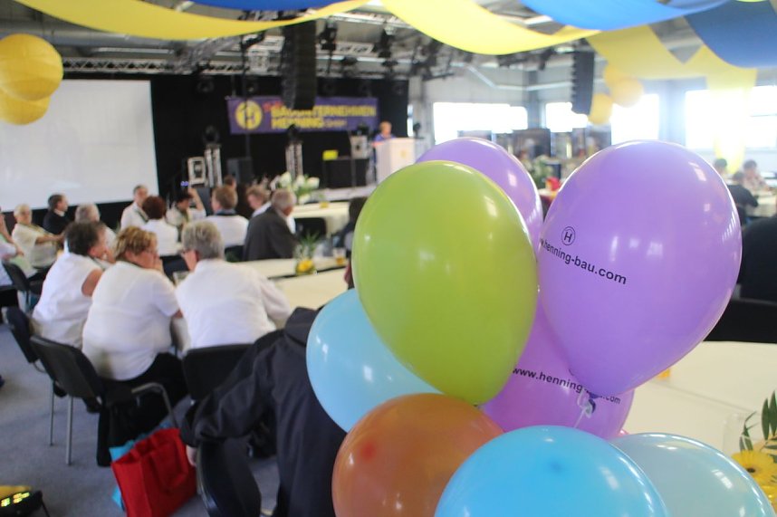 Volles Haus bei Henning Bau - die Urbacher Firma feierte 25j&auml;hriges Jubil&auml;um