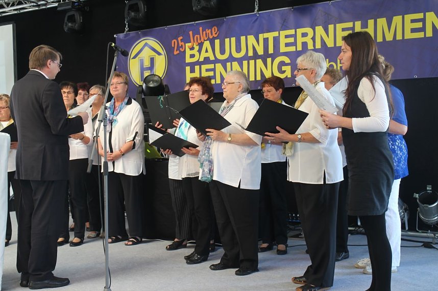 Volles Haus bei Henning Bau - die Urbacher Firma feierte 25j&auml;hriges Jubil&auml;um