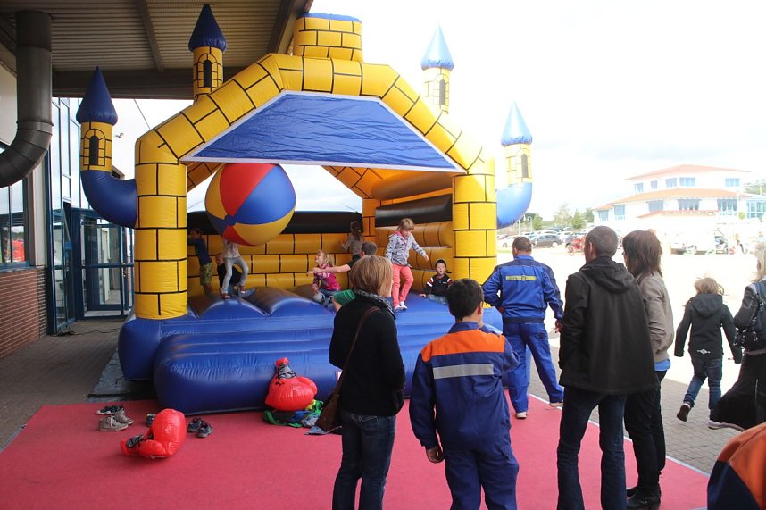 Volles Haus bei Henning Bau - die Urbacher Firma feierte 25j&auml;hriges Jubil&auml;um