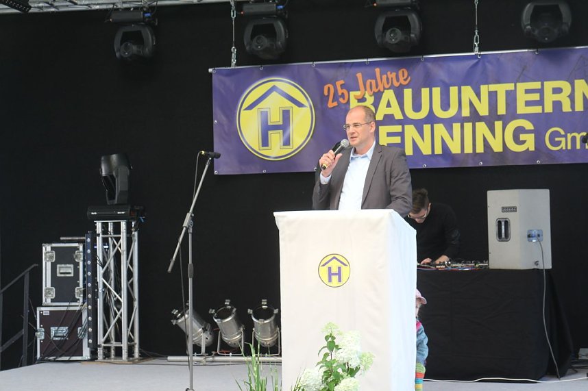 Volles Haus bei Henning Bau - die Urbacher Firma feierte 25j&auml;hriges Jubil&auml;um