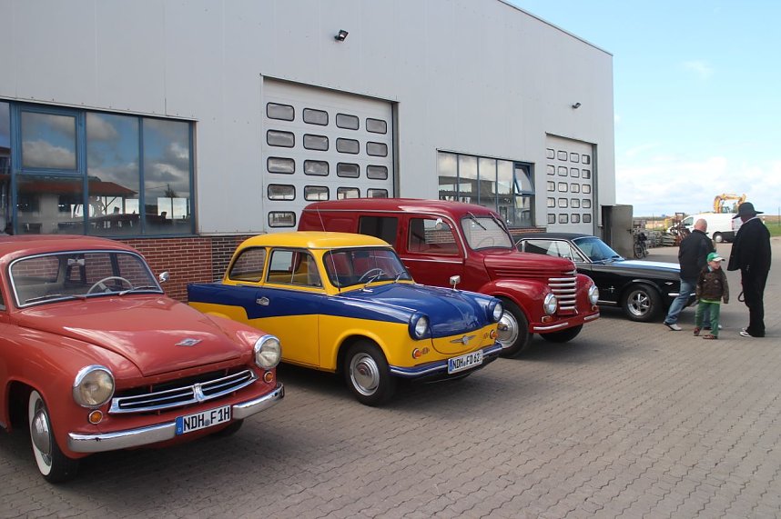 Volles Haus bei Henning Bau - die Urbacher Firma feierte 25j&auml;hriges Jubil&auml;um