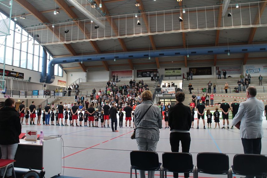 K&ouml;rbe werfen gegen Krebs - zweites Benefizspiel des Seamr&oacute;g BC