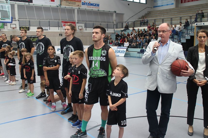 K&ouml;rbe werfen gegen Krebs - zweites Benefizspiel des Seamr&oacute;g BC