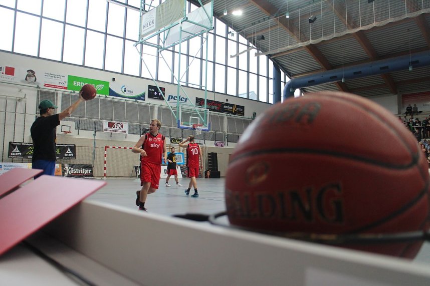 K&ouml;rbe werfen gegen Krebs - zweites Benefizspiel des Seamr&oacute;g BC