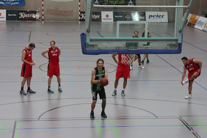 K&ouml;rbe werfen gegen Krebs - zweites Benefizspiel des Seamr&oacute;g BC