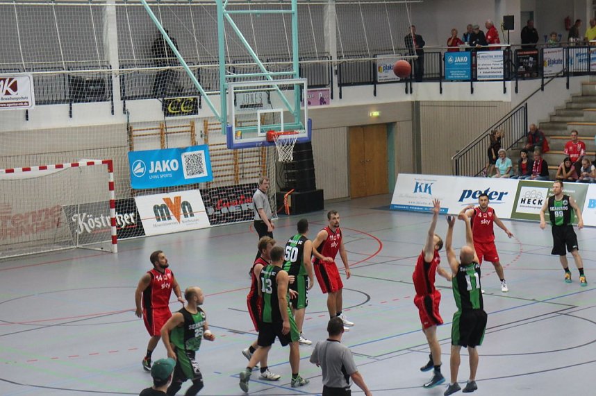 K&ouml;rbe werfen gegen Krebs - zweites Benefizspiel des Seamr&oacute;g BC