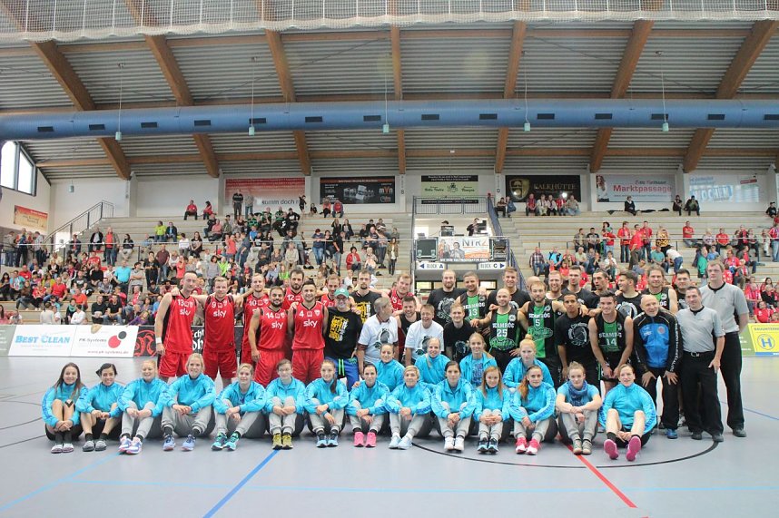 K&ouml;rbe werfen gegen Krebs - zweites Benefizspiel des Seamr&oacute;g BC