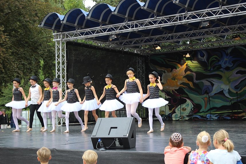 Zeitreise mit dem Tanzstudio Radeva