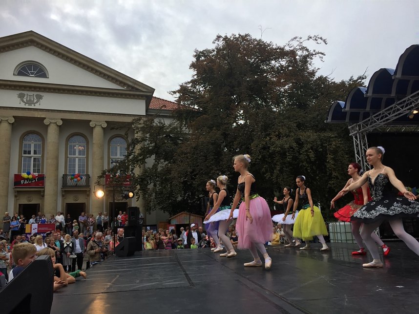 Zeitreise mit dem Tanzstudio Radeva