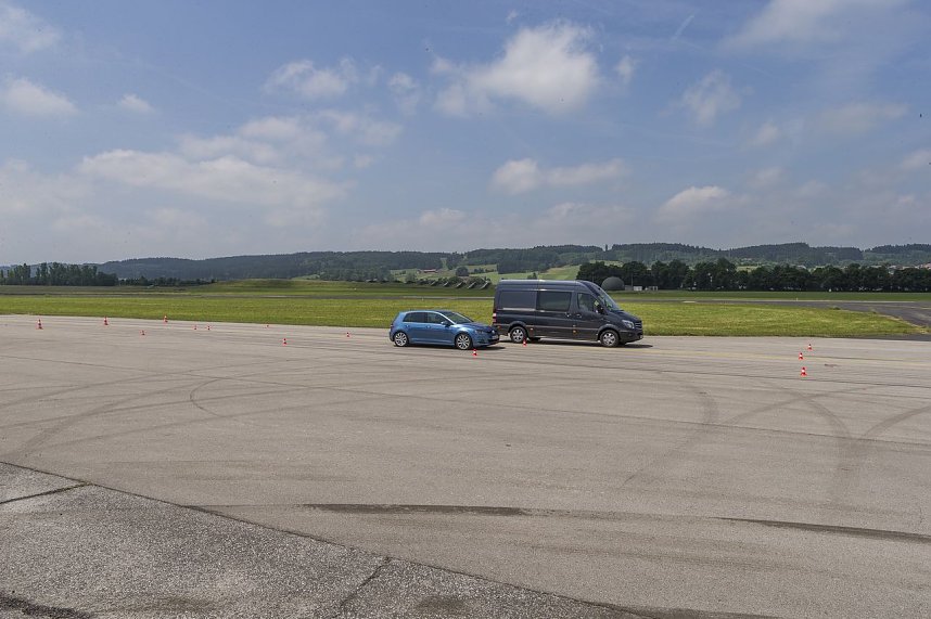 Bremstest: Pkw gegen Kleintransporter: Im direkten Vergleich kam der Golf knapp f&uuml;nf Meter vor dem Sprinter zum Stehen.
