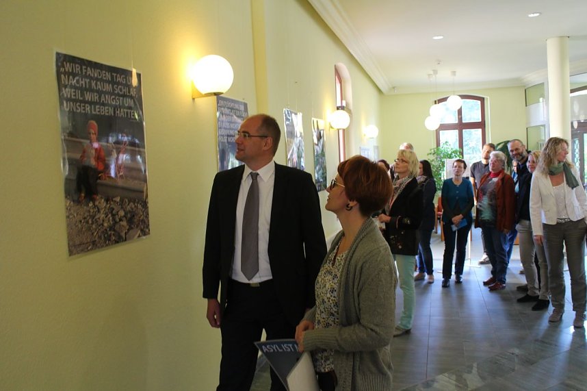 Ausstellung "Asyl ist Menschenrecht" im Foyer des Landratsamtes