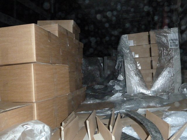 Planen aufgeschlitzt