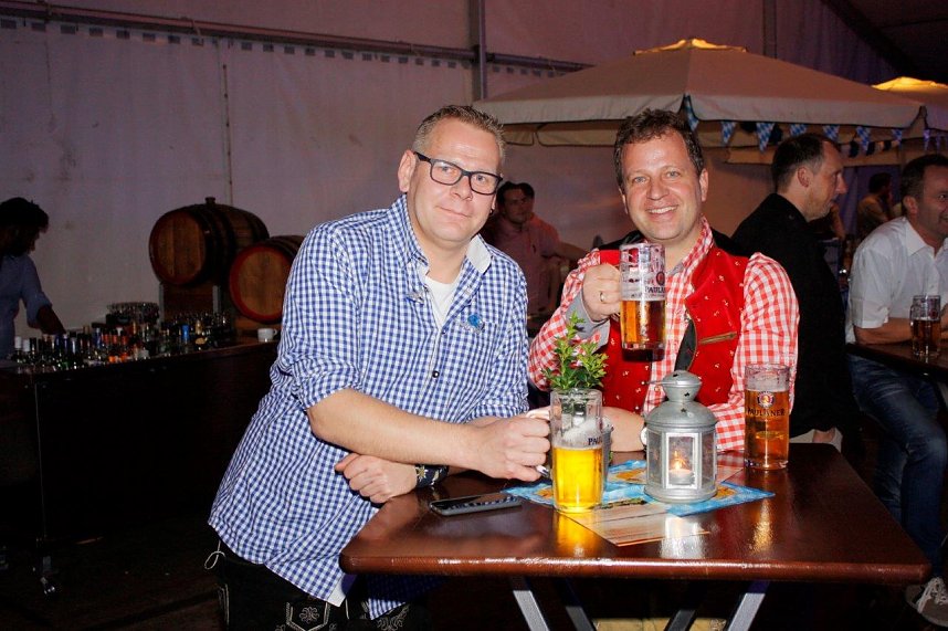 Gewichtiger Gast zum Oktoberfest im Autohaus Peter