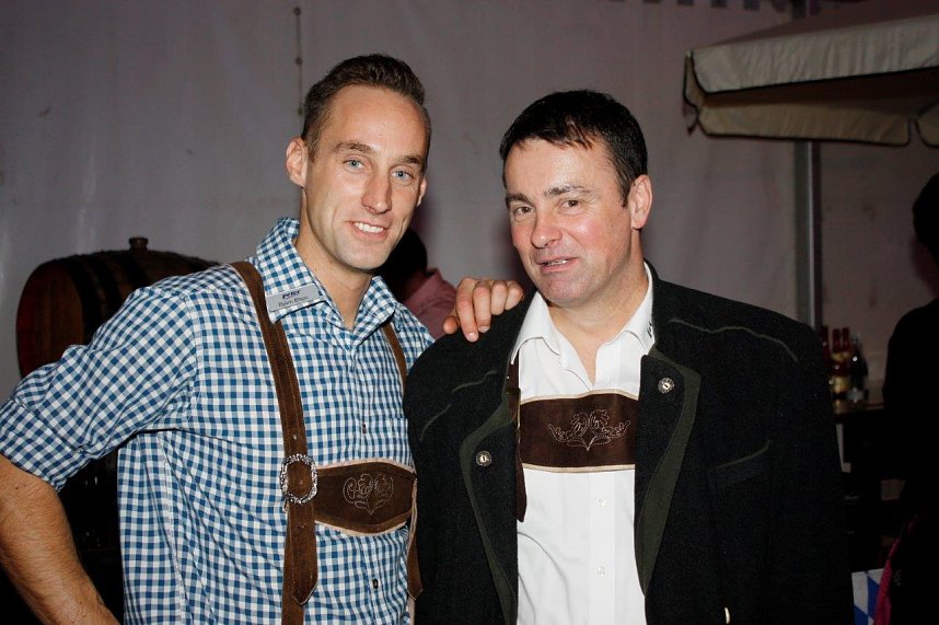 Gewichtiger Gast zum Oktoberfest im Autohaus Peter