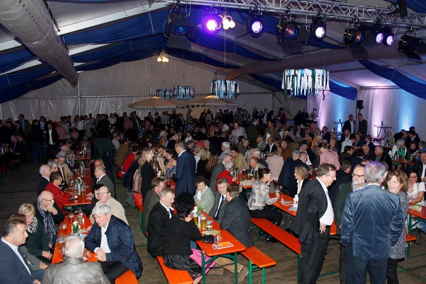 Gewichtiger Gast zum Oktoberfest im Autohaus Peter