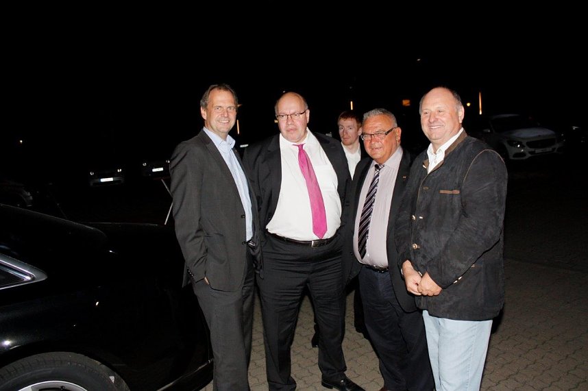 Gewichtiger Gast zum Oktoberfest im Autohaus Peter