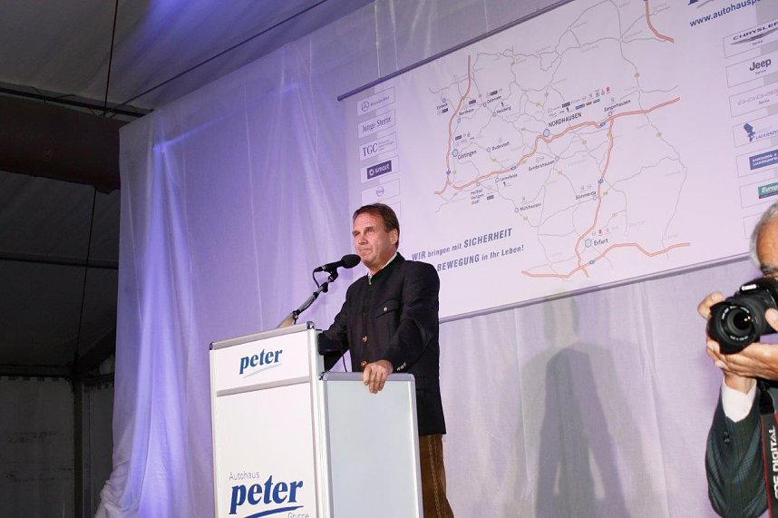 Gewichtiger Gast zum Oktoberfest im Autohaus Peter