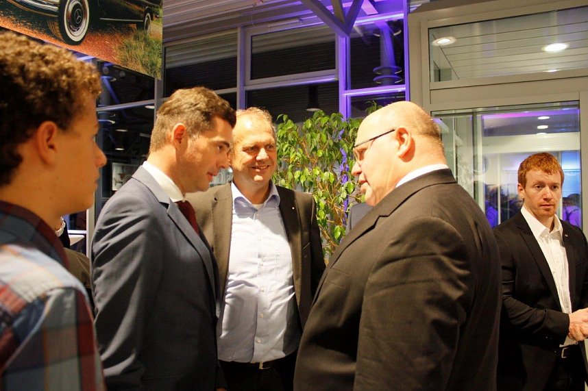 Gewichtiger Gast zum Oktoberfest im Autohaus Peter