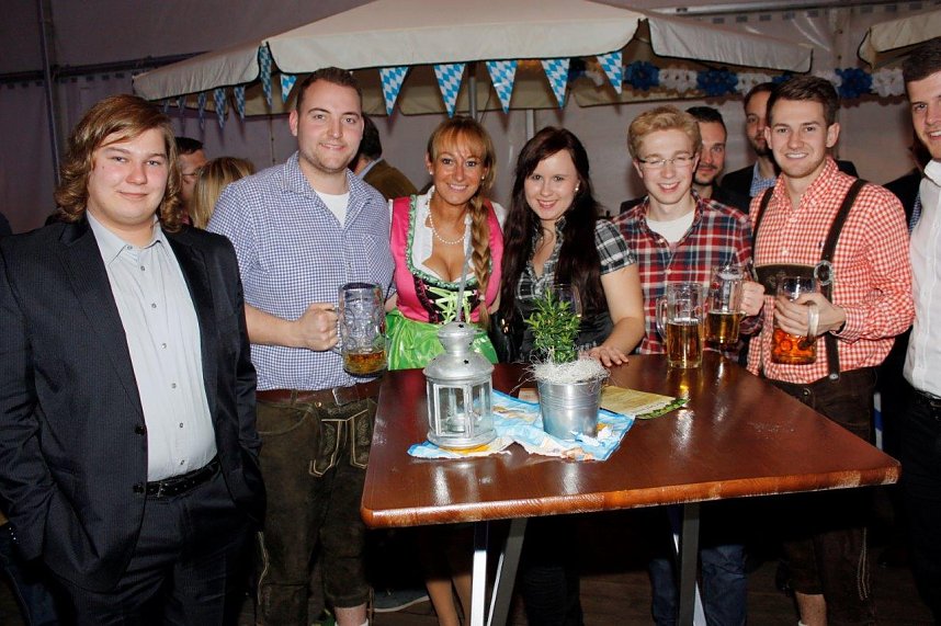 Gewichtiger Gast zum Oktoberfest im Autohaus Peter