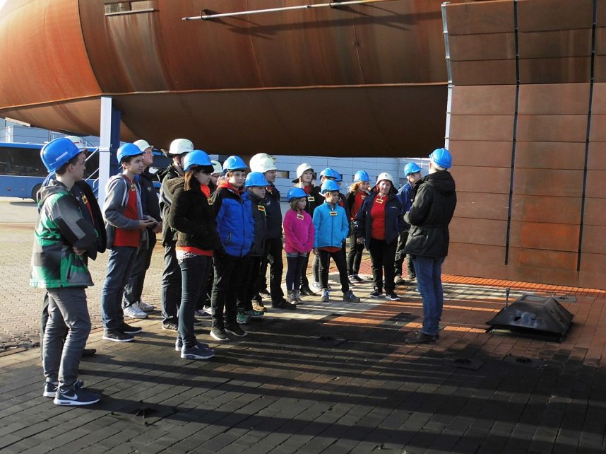 Der Sundh&auml;user Feuerwehrnachwuchs auf dem Flughafen