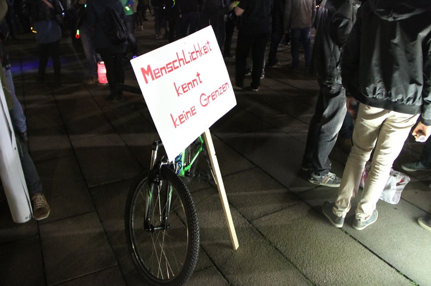 B&uuml;ndnis gegen Rechtsextremismus demonstriert gegen AfD Kundgebung