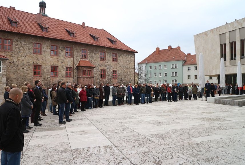 Schweigeminute in Nordhausen f&uuml;r die Opfer der Terroranschl&auml;ge von Paris