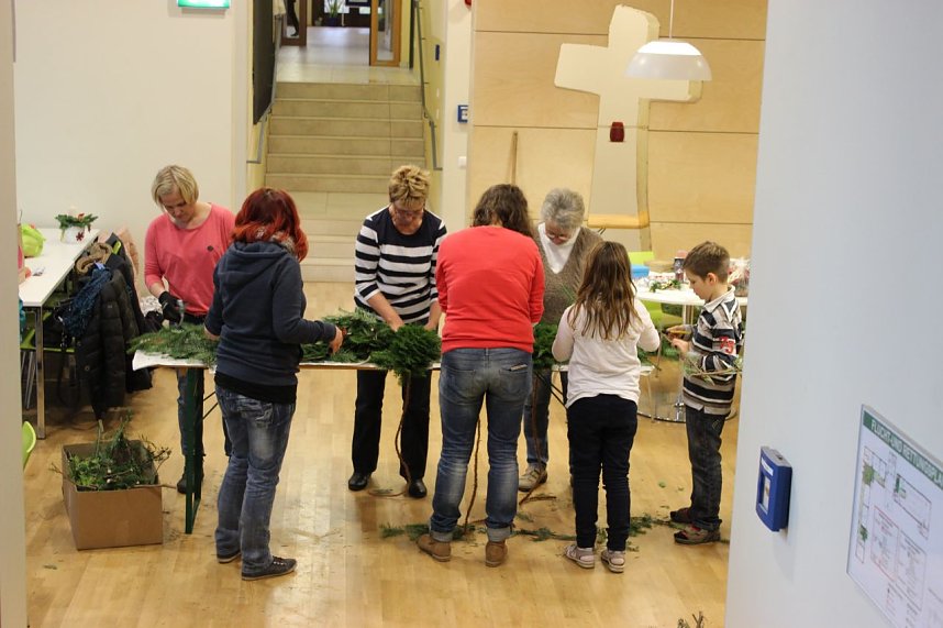 Advent, Advent � - 16 Kr&auml;nze und ein Wagenrad