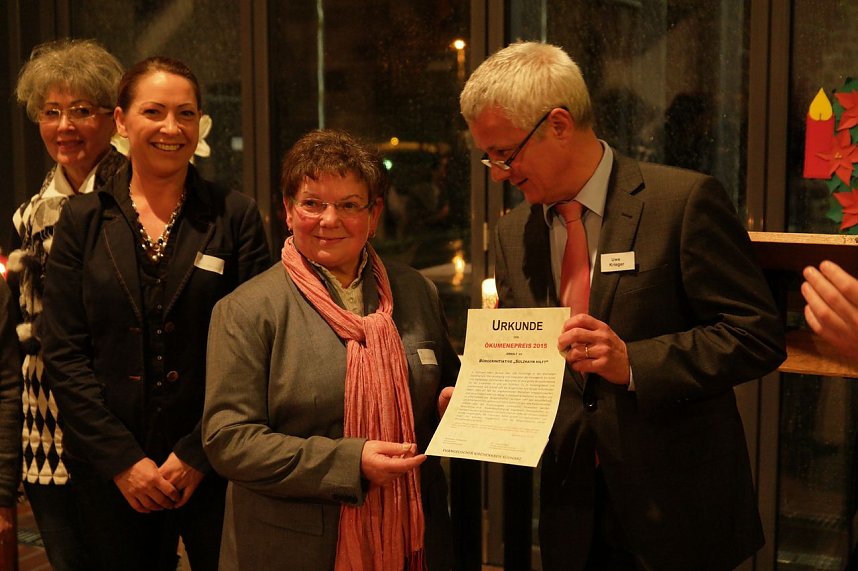 Neujahrsempfang des Kirchenkreises S&uuml;dharz: Ortsteilb&uuml;rgermeisterin B&auml;rbel Kirchner bekommt die Urkunde.