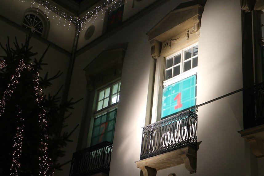 Am gro&szlig;en Adventskalender des Nordh&auml;user Theaters &ouml;ffnete sich heute das erste T&uuml;rchen