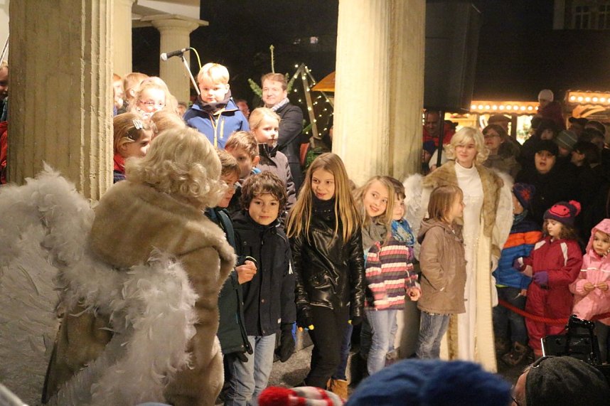 Am gro&szlig;en Adventskalender des Nordh&auml;user Theaters &ouml;ffnete sich heute das erste T&uuml;rchen