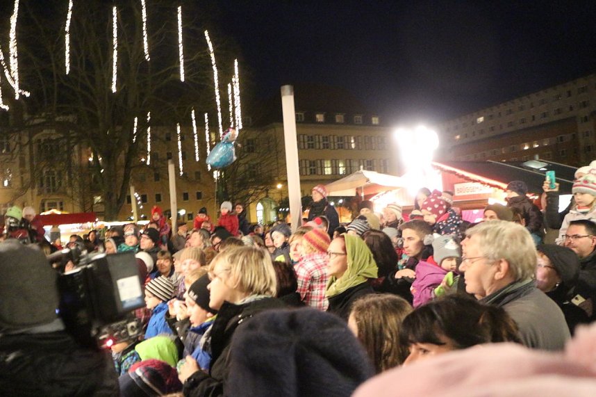 Am gro&szlig;en Adventskalender des Nordh&auml;user Theaters &ouml;ffnete sich heute das erste T&uuml;rchen